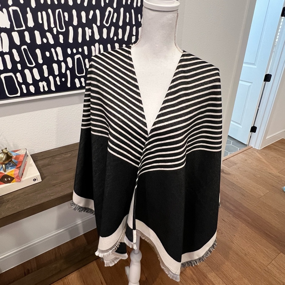 NWOT Banana Republic Factory Reversible Wrap - One Size - Black/Cream